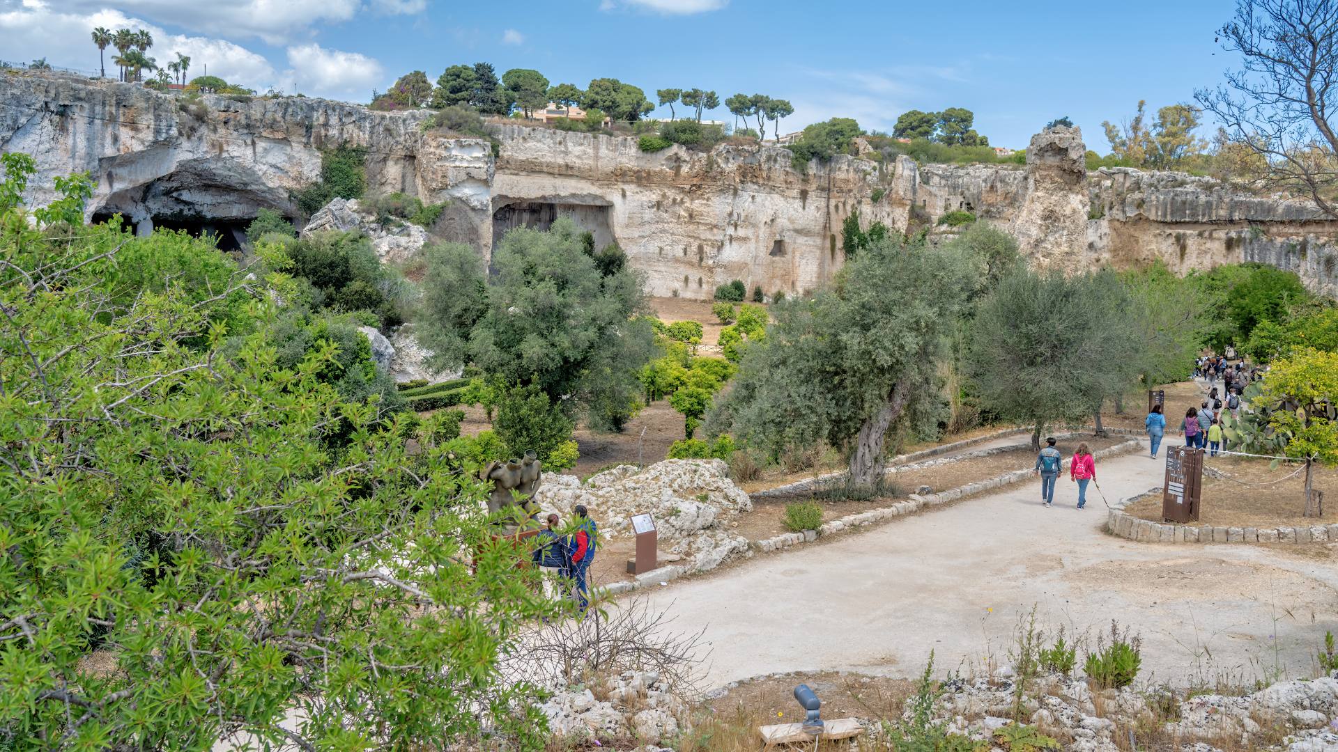  Syrakus beeindruckt mit über tausendjähriger Geschichte, reicher Architektur und malerischen Landschaften. Die Altstadt Ortigia besticht durch enge Gassen, die prächtige Kathedrale und den Brunnen der Arethusa. Antike Stätten wie das griechische Theater und die römischen Ruinen im Archäologischen Park Neapolis sind Highlights. Syrakus ist Teil des UNESCO-Weltkulturerbes.